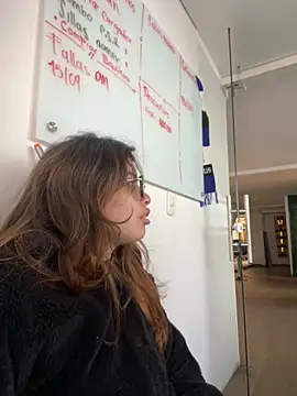 Isabela Colins online show from 09-17-25, 12:40