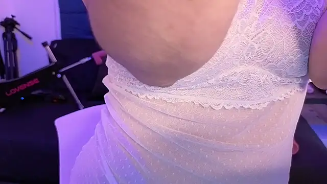 Snapshot of elowen_halley1 chatting on 10-06-25, 07:33 elowen halley1 online show from 10-06-25, 07:33