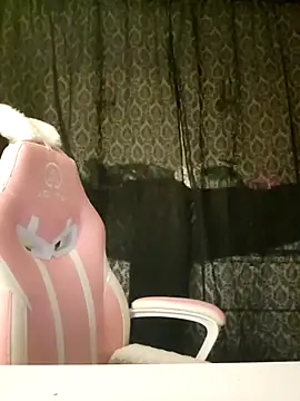 Snapshot of EmilyAngelUK chatting on 10-11-25, 11:03 EmilyAngelUK online show from 10-11-25, 11:03