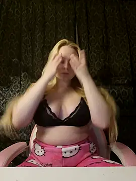 Snapshot of EmilyAngelUK chatting on 11-16-25, 10:48 EmilyAngelUK online show from 11-16-25, 10:48