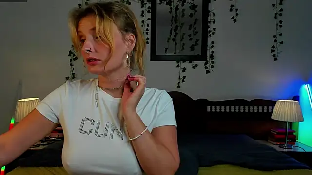 Snapshot of Ariana_Spring chatting on 09-10-25, 02:17 Ariana Spring online show from 09-10-25, 02:17