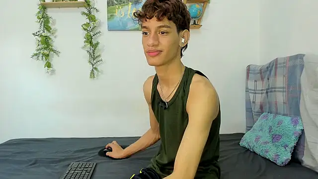 Snapshot of Peterfrost19 chatting on 10-03-25, 10:07 Peterfrost19 online show from 10-03-25, 10:07