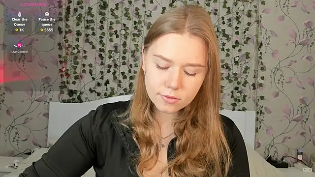Snapshot of _influensii_ chatting on 10-27-25, 05:22  influensii  online show from 10-27-25, 05:22
