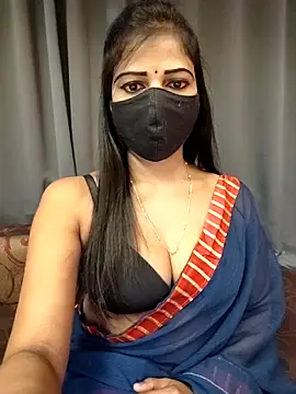 Snapshot of Misss-julli chatting on 12-17-25, 03:01 Misss-julli online show from 12-17-25, 03:01