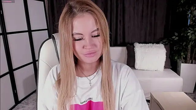 Snapshot of LikaFoxie chatting on 09-24-25, 02:04 LikaFoxie online show from 09-24-25, 02:04