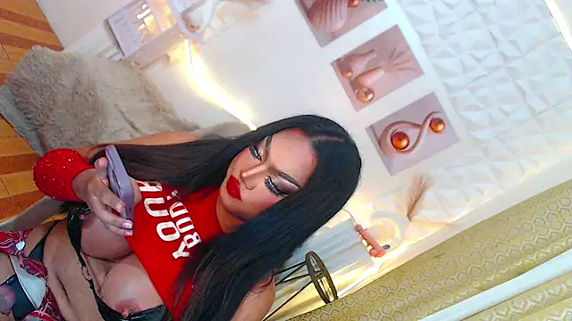 Snapshot of Lilly-lou chatting on 05-04-26, 04:58 Lilly-lou online show from 05-04-26, 04:58