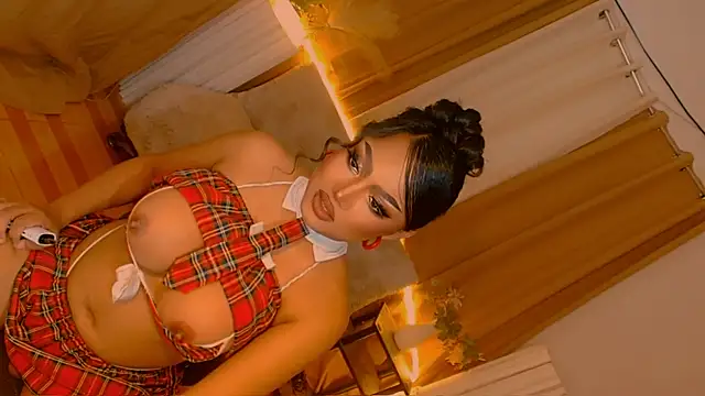 Snapshot of Lilly-lou chatting on 05-28-26, 01:19 Lilly-lou online show from 05-28-26, 01:19