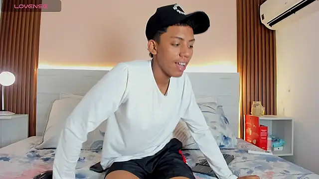 Brunette  boy online show from 09-14-25, 03:38