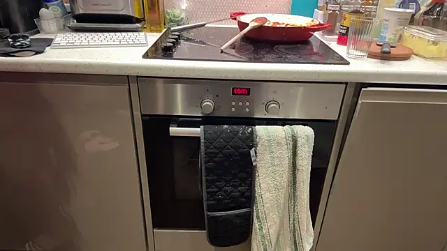 Snapshot of CelineLuxe chatting on 10-31-25, 07:04 CelineLuxe online show from 10-31-25, 07:04