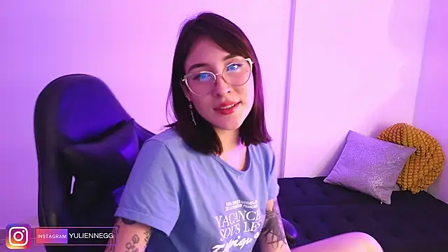 Snapshot of Yulienneg chatting on 11-19-25, 02:44 Yulienneg online show from 11-19-25, 02:44