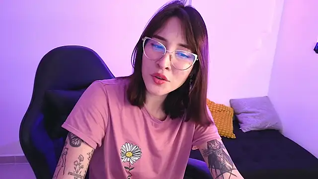 Snapshot of Yulienneg chatting on 11-20-25, 03:39 Yulienneg online show from 11-20-25, 03:39