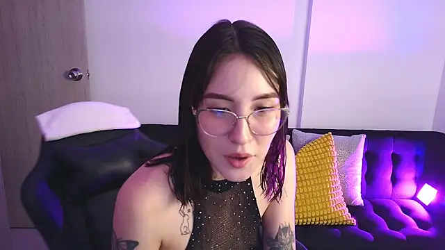 Snapshot of Yulienneg chatting on 11-30-25, 01:53 Yulienneg online show from 11-30-25, 01:53