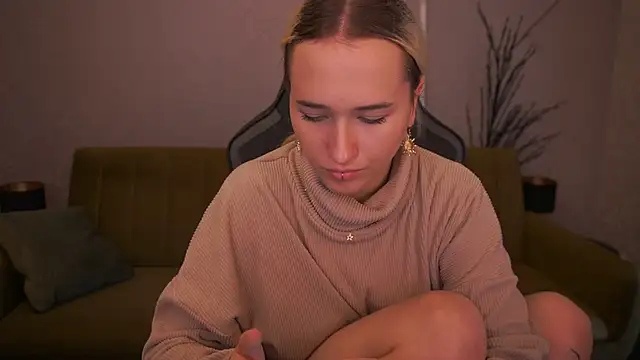 Snapshot of LilElfie chatting on 10-12-25, 01:43 LilElfie online show from 10-12-25, 01:43