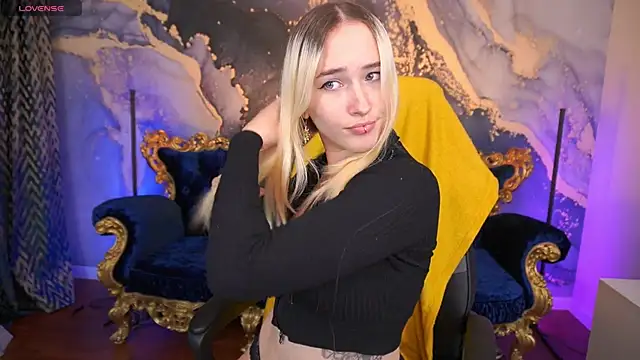 Snapshot of LilElfie chatting on 10-22-25, 07:46 LilElfie online show from 10-22-25, 07:46