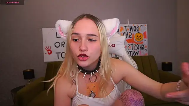 Snapshot of LilElfie chatting on 10-31-25, 11:28 LilElfie online show from 10-31-25, 11:28