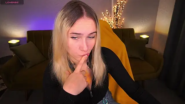 Snapshot of LilElfie chatting on 11-05-25, 01:44 LilElfie online show from 11-05-25, 01:44