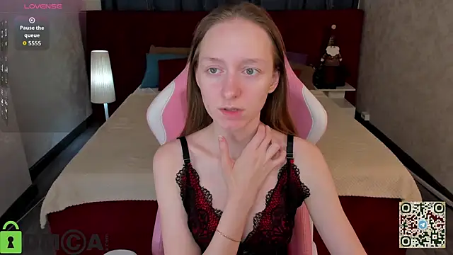 Mia E1fie online show from 12-18-25, 11:22