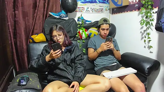 Snapshot of Donuts_DD chatting on 09-12-25, 07:52 Donuts DD online show from 09-12-25, 07:52