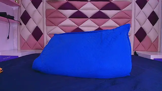 valecastro  online show from 10-30-25, 07:14