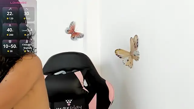 Snapshot of mari-ross chatting on 10-19-25, 02:01 mari-ross online show from 10-19-25, 02:01