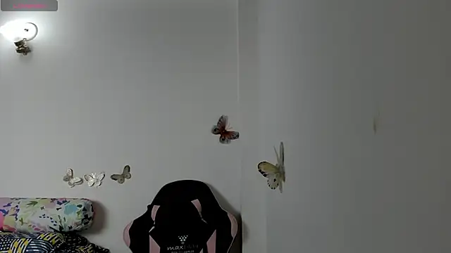 Snapshot of mari-ross chatting on 10-23-25, 03:17 mari-ross online show from 10-23-25, 03:17