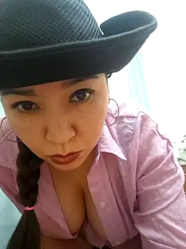 Snapshot of HellaWerlous chatting on 12-14-25, 05:35 HellaWerlous online show from 12-14-25, 05:35