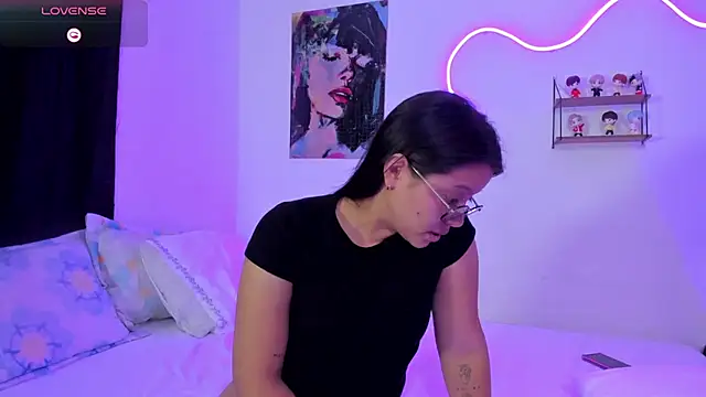 Dilan and Mia online show from 11-21-25, 01:04