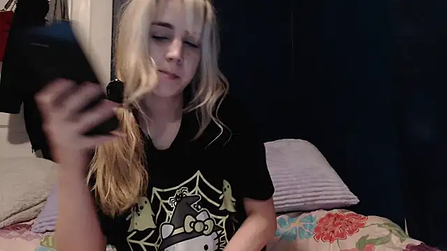 Snapshot of RubySmoke chatting on 10-16-25, 08:15 RubySmoke online show from 10-16-25, 08:15