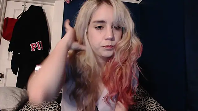 Snapshot of RubySmoke chatting on 10-17-25, 01:53 RubySmoke online show from 10-17-25, 01:53