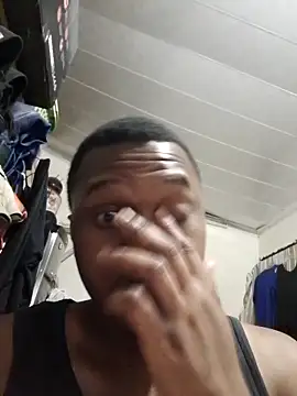 Snapshot of Moet_Chandon chatting on 10-05-25, 04:16 Moet Chandon online show from 10-05-25, 04:16