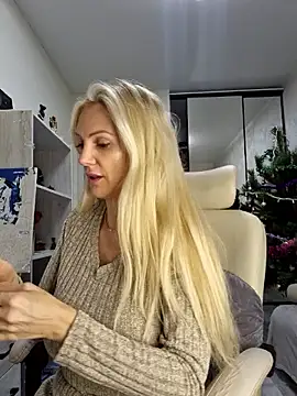 Monna online show from 12-19-25, 04:03