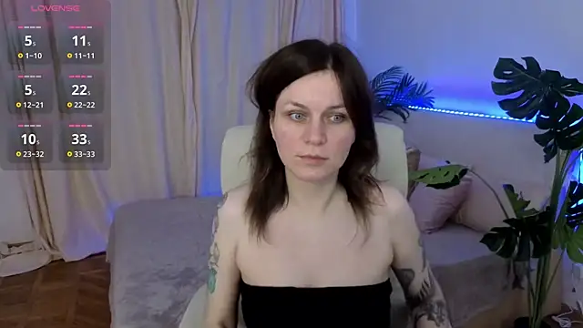 Snapshot of TinaMelt chatting on 10-08-25, 06:38 TinaMelt online show from 10-08-25, 06:38