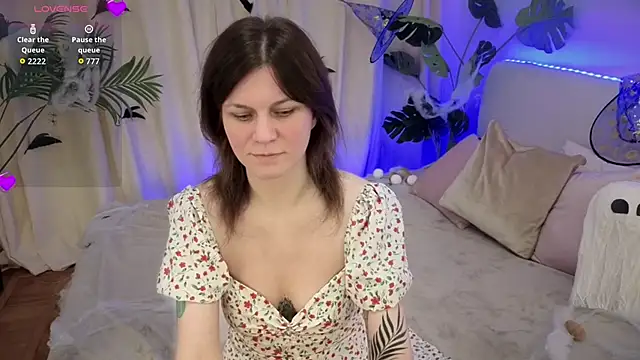 Snapshot of TinaMelt chatting on 10-14-25, 06:52 TinaMelt online show from 10-14-25, 06:52