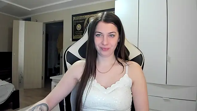 EmiLovsi online show from 02-03-26, 08:36