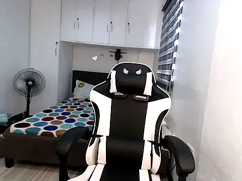 Snapshot of eattmebabyy chatting on 11-28-25, 02:47 eattmebabyy online show from 11-28-25, 02:47