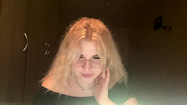 Snapshot of sunshinyflash chatting on 11-09-25, 06:28 sunshinyflash online show from 11-09-25, 06:28