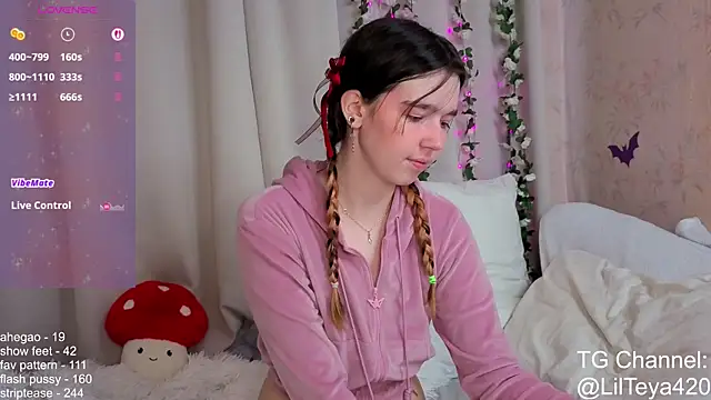 Snapshot of little_Teya chatting on 10-22-25, 11:10 little Teya online show from 10-22-25, 11:10