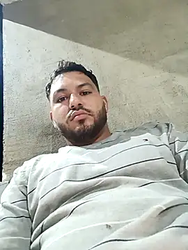 Snapshot of Frank0021 chatting on 11-21-25, 01:37 Frank0021 online show from 11-21-25, 01:37