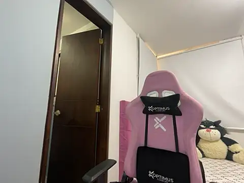 Snapshot of lucy_grey25 chatting on 09-23-25, 02:20 lucy grey25 online show from 09-23-25, 02:20