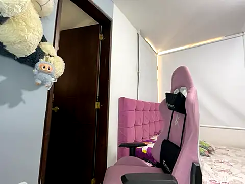 Snapshot of lucy_grey25 chatting on 09-27-25, 03:39 lucy grey25 online show from 09-27-25, 03:39