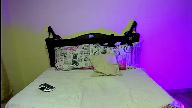 Snapshot of _viollette_ chatting on 09-15-25, 12:32 viollette online show from 09-15-25, 12:32