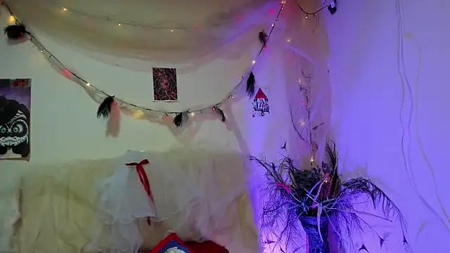 Snapshot of _viollette_ chatting on 12-18-25, 12:49 viollette online show from 12-18-25, 12:49