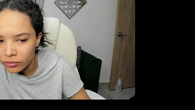 Snapshot of Ayshel_cooperr chatting on 10-20-25, 04:02 Ayshel cooperr online show from 10-20-25, 04:02