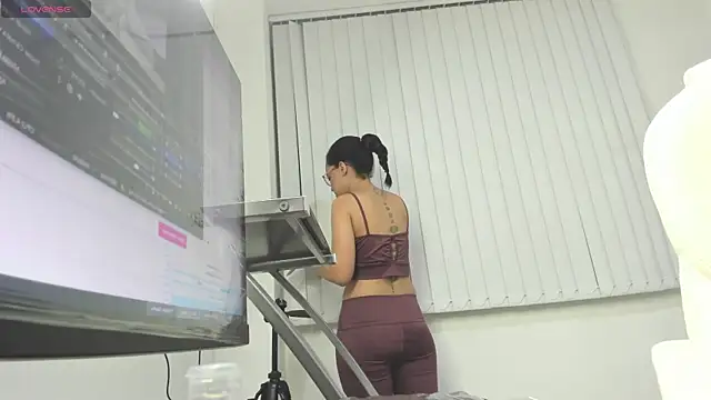 Snapshot of Ayshel_cooperr chatting on 10-22-25, 04:13 Ayshel cooperr online show from 10-22-25, 04:13