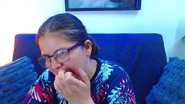 Snapshot of Linda_banks_ chatting on 09-09-25, 01:38 Linda banks online show from 09-09-25, 01:38