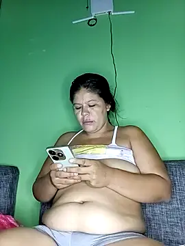 Snapshot of hotmom33 chatting on 09-15-25, 11:10 hotmom33 online show from 09-15-25, 11:10