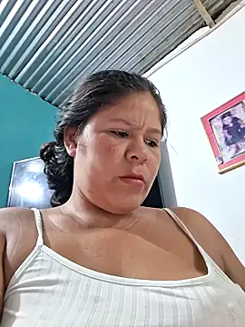 Snapshot of hotmom33 chatting on 11-06-25, 11:11 hotmom33 online show from 11-06-25, 11:11