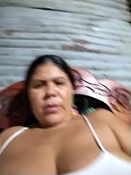 Snapshot of hotmom33 chatting on 11-29-25, 02:25 hotmom33 online show from 11-29-25, 02:25