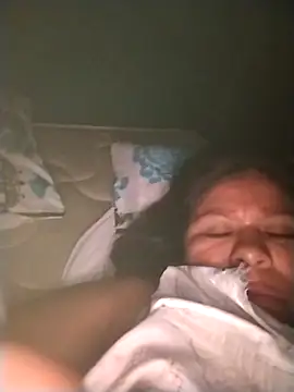 Snapshot of hotmom33 chatting on 12-14-25, 12:32 hotmom33 online show from 12-14-25, 12:32