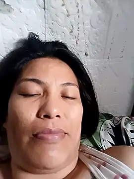 Snapshot of Uniquebeauty32 chatting on 03-18-26, 10:35 Uniquebeauty32 online show from 03-18-26, 10:35